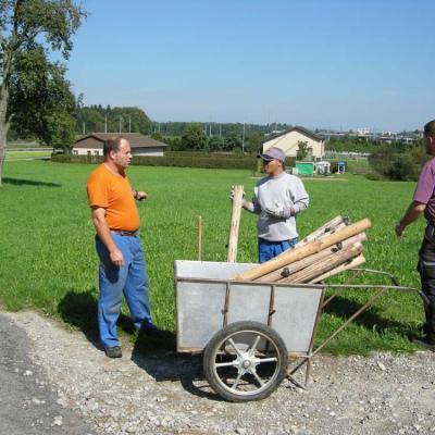 Betreute beim Zäunen für die Kühe